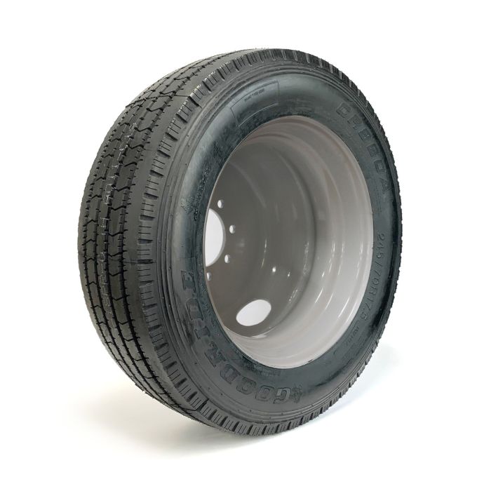 Remorque Pneu radial 245/70R175 18 plis 6005 lbs Goodride et jante 17 1/2 chez Voiturettes Experts